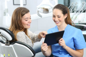 A dentist explains to the patient the treatment plan